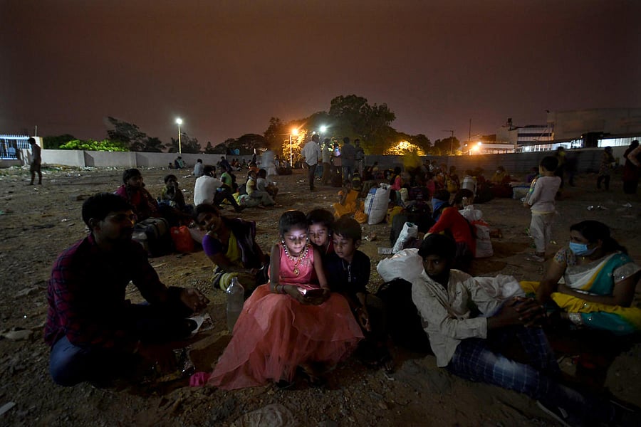 Many stranded at the KSRTC bus stand, Majestic, in Bengaluru on Saturday as they continue to wait for buses to ferry them back to their home towns. DH Photo/Pushkar V