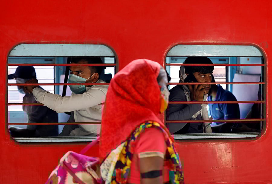 Migrant workers, who were stranded in the western state of Gujarat due to a lockdown (Reuters Photo)