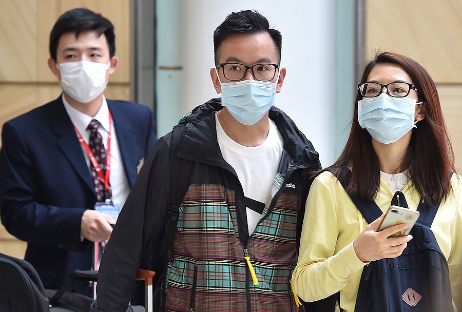 Passangers arrive at Sydney airport wearing masks after landing. (AFP Photo)