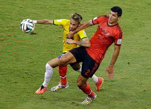 Brazil's Neymar, left, and Mexico's Francisco Rodriguez challenge for the ball during the group A World Cup soccer match between Brazil and Mexico at the Arena Castelao in Fortaleza, Brazil, Tuesday, June 17, 2014. AP