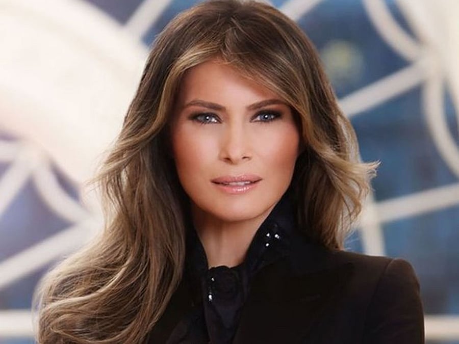 Official portrait of First Lady Melania Trump.