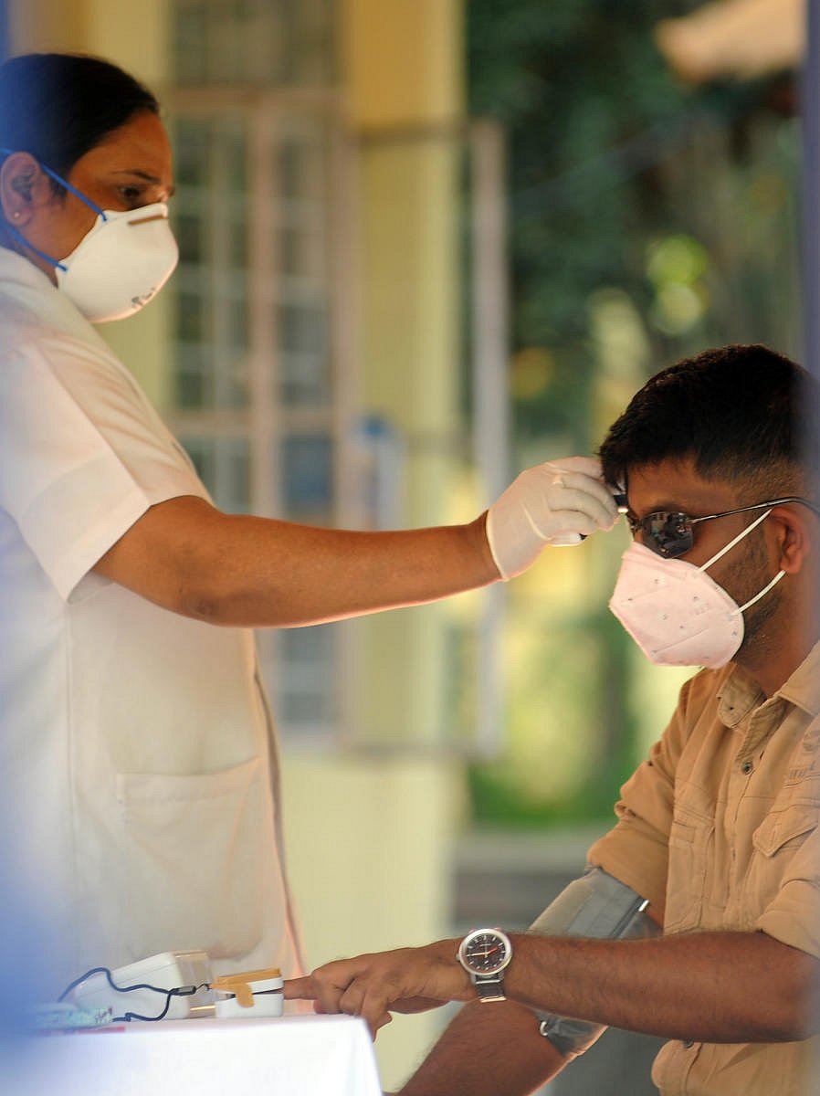 People seen at Rajiv Gandhi Institute of Chest Diseases’s COVID-19 ward in Bengaluru (DH Photo| Pushkar V)