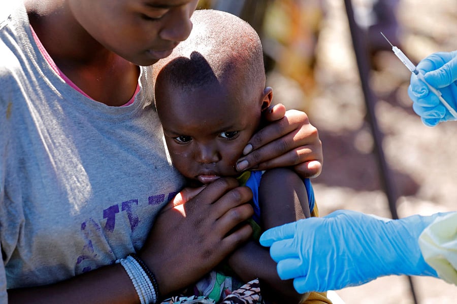 A child reacts as a health worker injects her with the Ebola vaccine, in Goma, Democratic Republic of Congo, August 5, 2019. REUTERS/File Photo