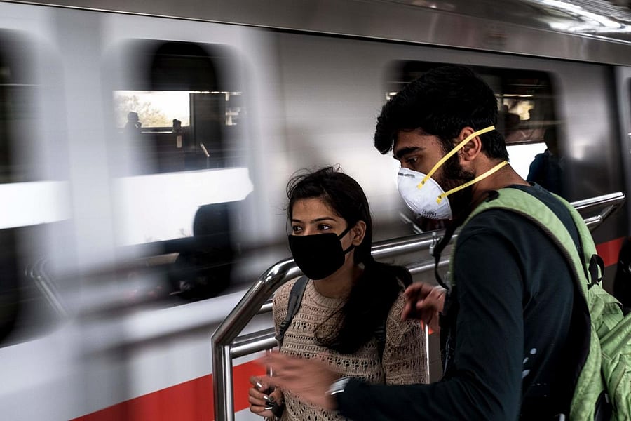 Commuters wearing facemasks as a preventive measure against the spread of the COVID-19 (AFP Photo)