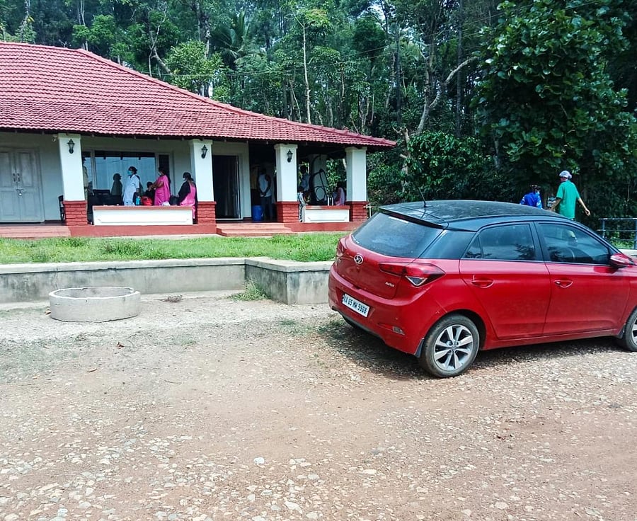 Woodpecker homestay near Suntikoppa and the car used by the tourists.