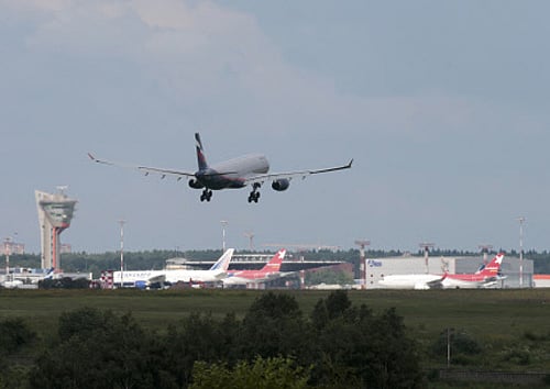A plane believed to carry Edward Snowden, the former contractor for the U.S. National Security Agency, lands in Moscow's Sheremetyevo airport, June 23, 2013. Snowden left Hong Kong on a flight for Moscow on Sunday and his final destination may be Ecuador or Iceland, the South China Morning Post said. REUTERS.