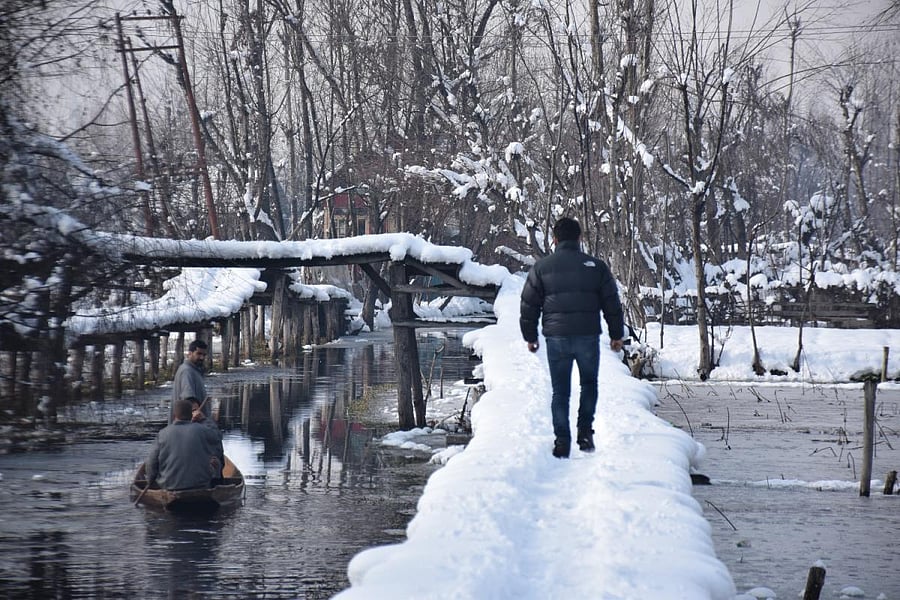 There was fresh snowfall in the higher reaches as well as the plains, including Srinagar, on Friday night, a MeT department official said. The snowfall led to the cancellation of flights and delays at the Srinagar airport. (DH Photo)