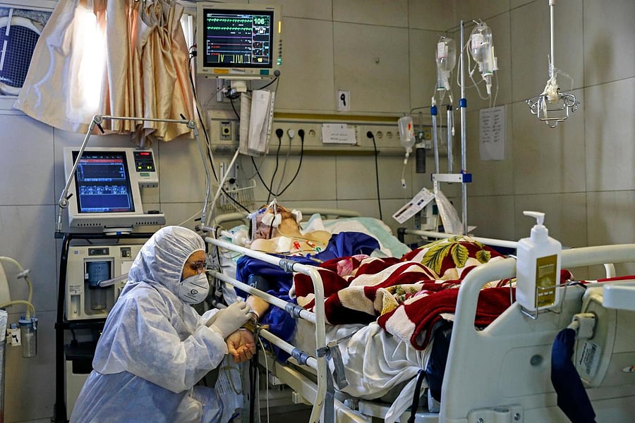 An Iranian medic treats a patient infected with the COVID-19 virus at a hospital in Tehran (AFP Photo)