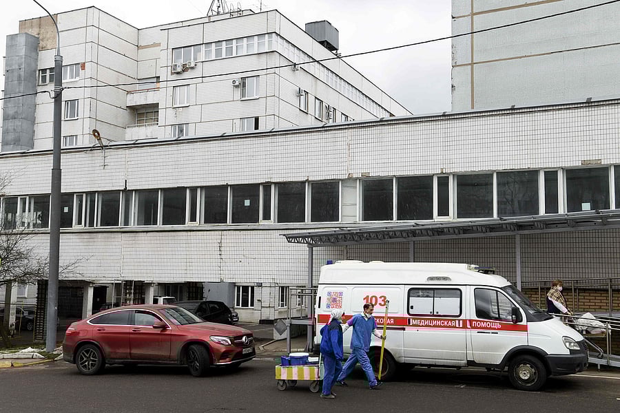 he Spasokukotsky hospital No. 50, with the wing housing coronavirus patients seen in the background, in Moscow.. (AFP Photo)