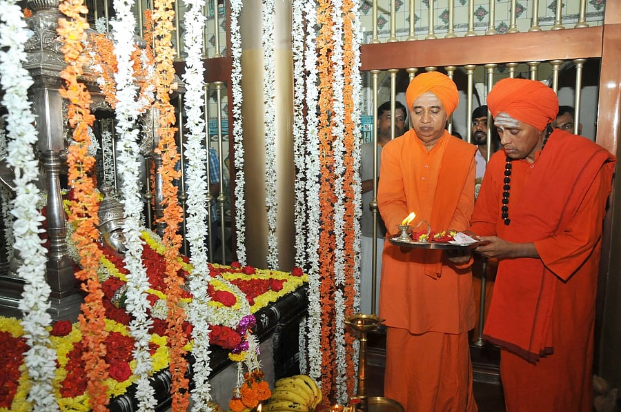 Gurusiddha Rajayogindra Swamiji of Moorusaviramutt and Basavalinga Swamiji of Rudrakshimutt performed puja. (DH Photo)