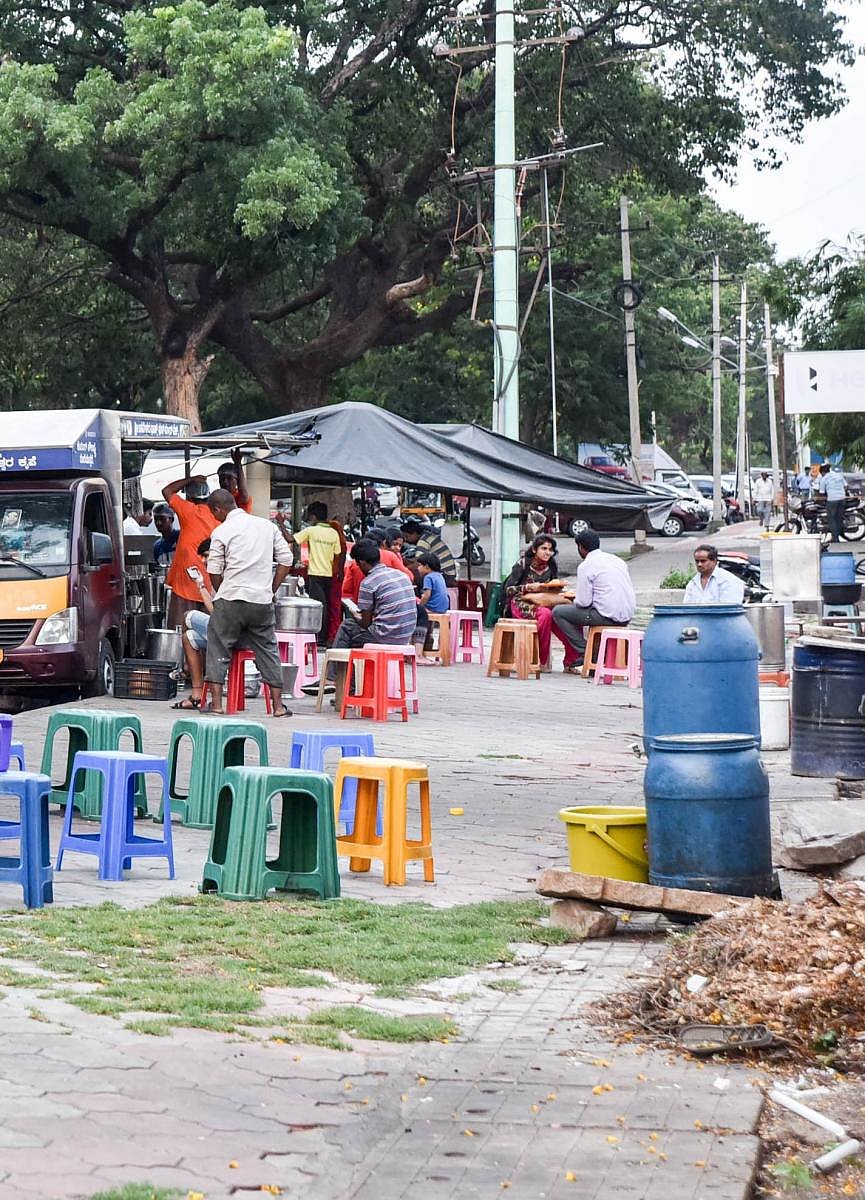 A view of street food vendors in Mysuru. DH-file photo