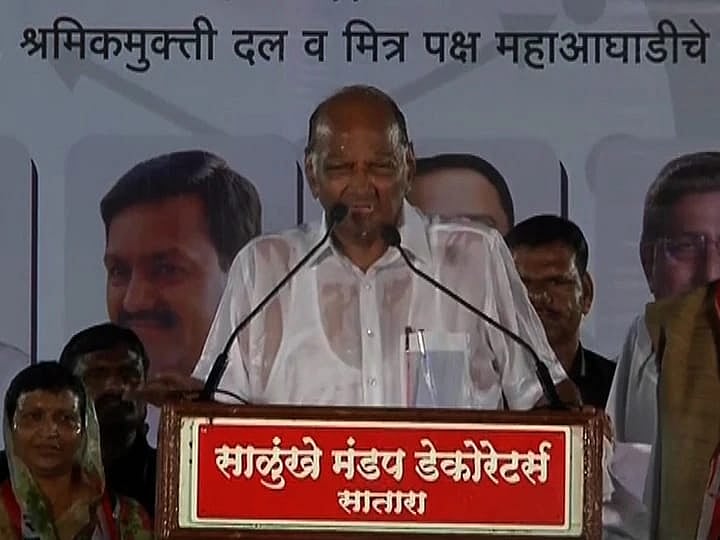 NCP supremo Sharad Pawar addressing a rally in Satara amidst heavy downpour.