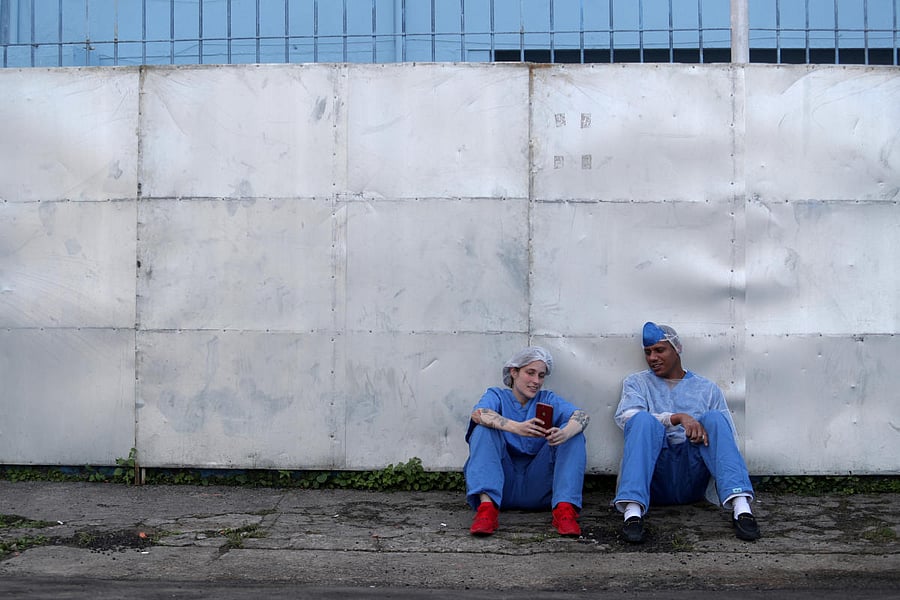 Doctor Luciana Souza and nurse Edson dos Santos talk as they take a break at a field hospital set up to treat patients suffering from the coronavirus disease (COVID-19) in Guarulhos, Sao Paulo state, Brazil, May 12, 2020. (REUTERS Photo)