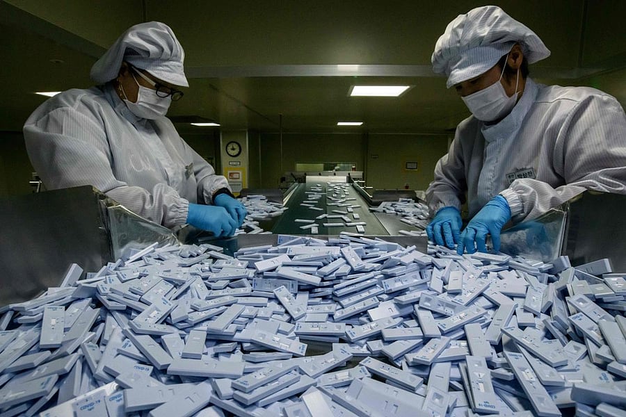  Sample testing devices used in diagnosing the COVID-19 (AFP Photo)