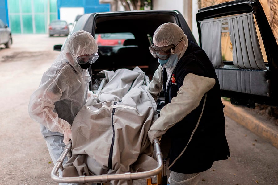 Mortuary workers move the body of a COVID-19 victim at a crematorium in Cuautitlan Izcalli, Mexico State. (Credit: AFP)