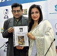 Amit Kumar, son of legendary singer Kishore Kumar, and Anooradha Patel, granddaughter of actor Ashok Kumar, show a painting by Ashok Kumar, at a press conference during IFFI 2010 at Panaji in Goa on Tuesday. PTI