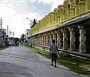 SIGHTS & STREETS The Cheluva Narayana Swamy temple.  Below: The town offers many such framed views.  Photos by the Varna Shashidhar