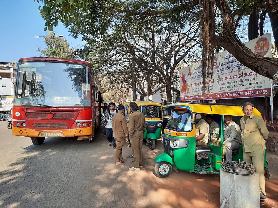 Apart from the public transport system that was plying normally, KSRTC buses, auto-rickshaws and other transport systems ran on the roads as per their routine. (DH Photo)