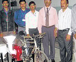 aiding with Technology Students of Vidyavardhaka College of Engineering Faraz, K&#8200;J&#8200;Nitish, Mohan C&#8200;G and Arjun S seen with the leg-operated millet dehuller in Mysore. Principal Sadashive Gowda and head of mechanical department Krishnappa are seen. DH PHOTO