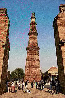 Qutub Minar, which attracts a large number of visitors, is also open at night. DH photo/Jaydeep saha