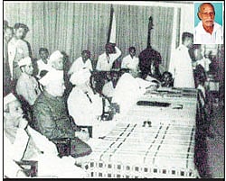 Freedom fighters: H N Venkatasubbu (wearing Gandhi cap, sitting in back row) with Kengal Hanumanthaiah and Sir M Visveswaraya at a function. (Inset) Freedom fighter H N Venkatasubbu. Photos by special arrangement