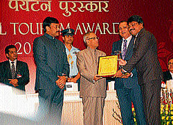 Division Railway Manager (DRM) of Mysore Railway Division, Vinod Kumar and  Senior divisional commercial managaer Anup Dayanand Sadhu receive the award from the President Pranab Mukerjee in New Delhi recently. Tourism minister Chiranjeevi is also seen.