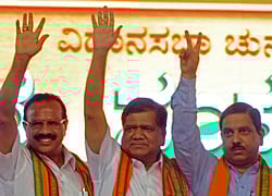 Former Chief Minister D V Sadananda Gowda, Chief Minister Jagadish Shatter, BJP State President Prahallad Joshi are weave hands at Vijaya Sankalpa Samavesha organised by State BJP at palace grounds in Bangalore on Monday.