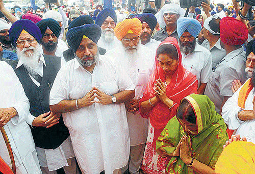 In remembrance: BJP leader Sushma Swaraj (in green) with Punjab Deputy Chief Minister Sukhbir Singh Badal at a ceremony to lay the foundation stone for the 1984 anti-Sikh riots memorial, at the Gurdwara Rakab Ganj Sahib Complex in New Delhi on Wednesday.  DH Photo