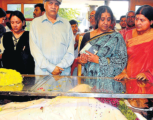 Homage: Director Rajendra Singh Babu, actors Hema Chaudhary and Jayamala pay their last respects to director Rajendra Babu at his residence in Bangalore on Sunday. dh photo