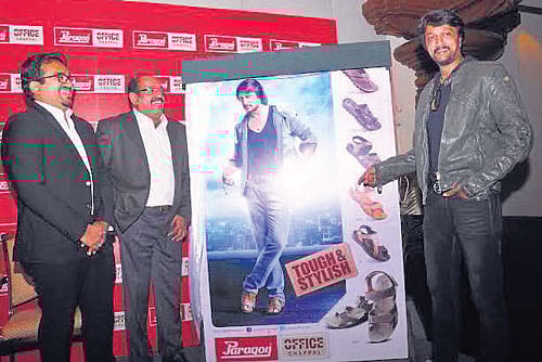 Paragon Group Director Thomas Mani (left), Paragon Director Marketing Joseph Zachariah and actor Sudeep in Bangalore on Monday.