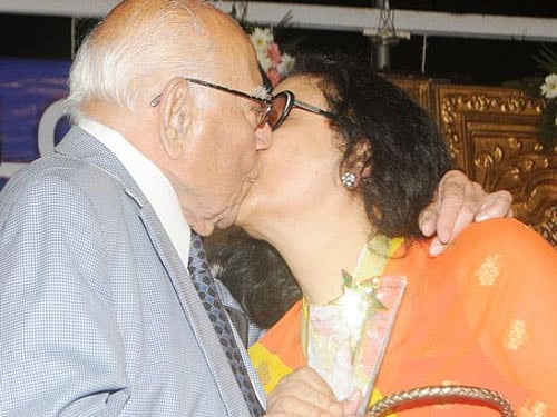 A picture showing noted senior advocate Ram Jethmalani kissing late Kishore Kumar's wife and veteran actress Leena Chandavarkar has gone viral on the social networking platforms.Image courtesy Twitter