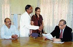 State Human Rights Commission (SHRC) Chairman Justice S R Nayak listening to the grievance of citizens in Mangalore on Sunday.