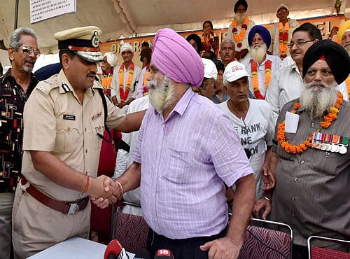 Joint Commissioner of Police (New Delhi), M. K. Meena with Ex-servicemen during their protest over the delay in implementation of 'One Rank, One Pension' (OROP) at Jantar Mantar in New Delhi on Tuesday. PTI Photo