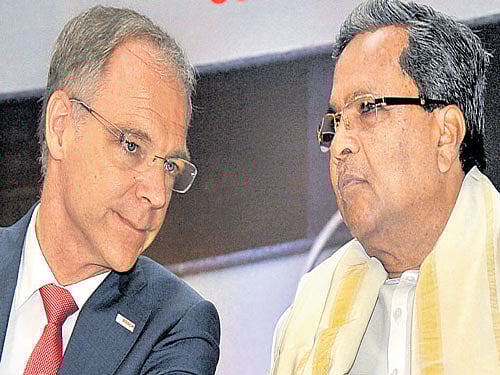 Steffen Berns, President of Bosch Group India and MD, Bosch, interacts with CM Siddaramaiah at the inauguration. DH Photo