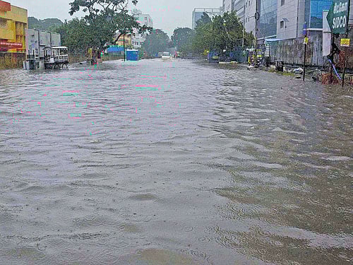 SIDCO, the industrial hub where more than one lakh MSMEs located, wore a deserted look on a week day due to floods. DH Photo
