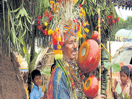 An artist plays the kinnari. photo by author