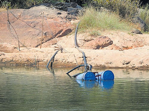 Creating trouble: Pumps installed illegally to lift water from River Bhadra at Balehonnur in Chikkamagaluru district. dh photos