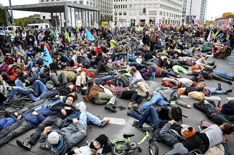 Activists from the "Extinction Rebellion" climate change action group demonstrate at Potsdamer Platz square in Berlin. (AFP Photo)