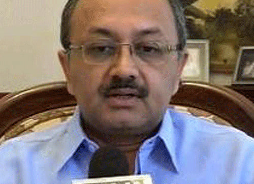 the Congress made the counter-claim that BJP MP Siddharth Nath Singh made 450 phone calls to the arms dealer in a short period of time.