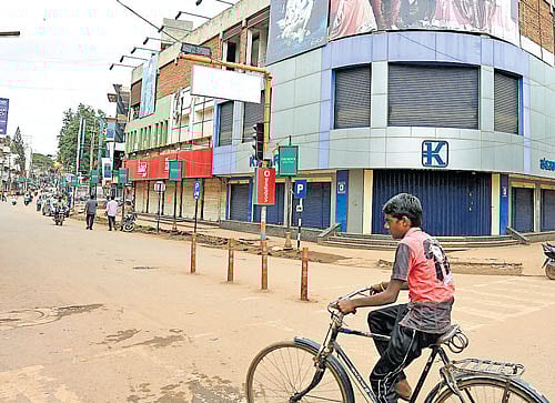 Shops and business establishments were closed in Hubballi over the protest against the Mahadayi verdict. dh photo