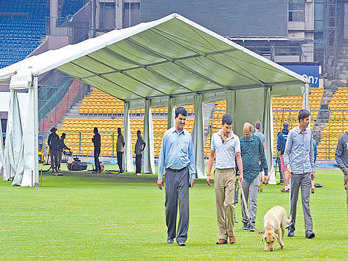 Parking will be banned on the following stretches between 2 pm and 11.30 pm: Both sides of Queen's Road between CTO Circle and Queen's Circle; both sides of Mahatma Gandhi Road between Anil Kumble Circle and Queen's Circle. DH file photo