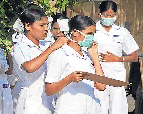 The nurses highlighted issues ranging from vacant teaching posts at government colleges to poor quality of education and inadequate infrastructure at private medical colleges.