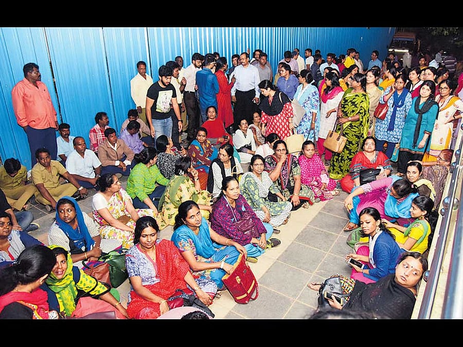 The teaching, non-teaching and administrative staff of Baldwin Boys High School in Bengaluru on Monday stage a protest, demanding the removal of the school manager. DH Photo