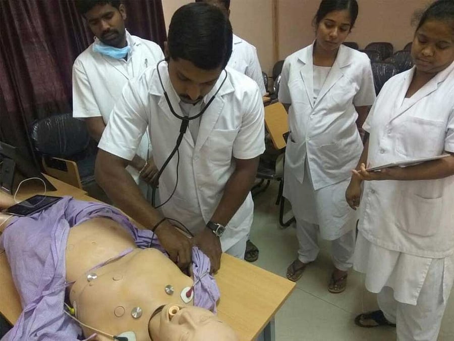 Doctors and nurses getting trained on a manikin