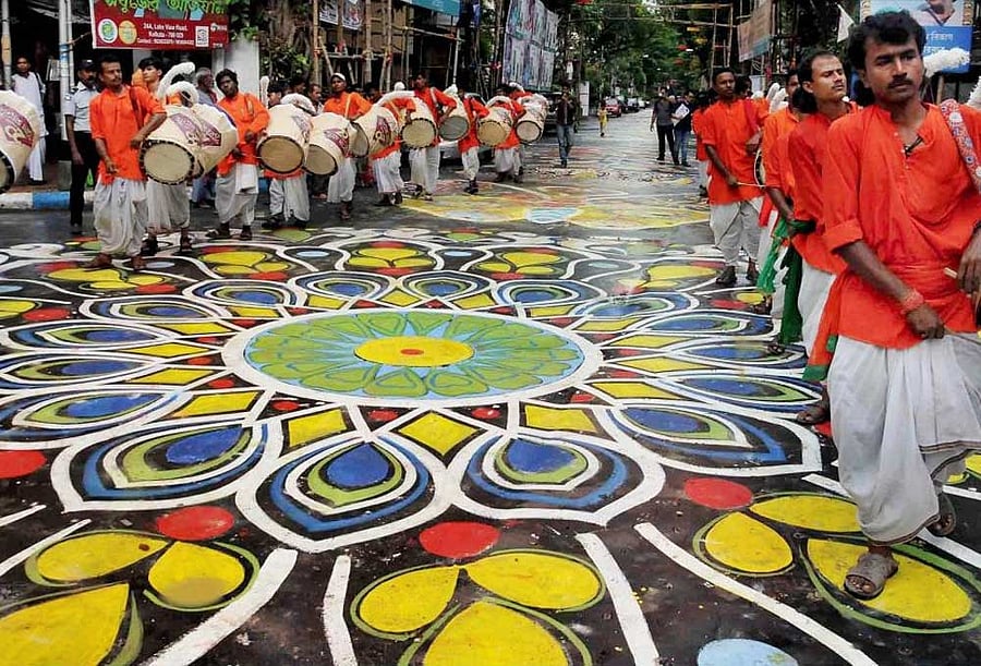 COUNTRY'S LONGEST ALPANA AT LAKE ROAD, KOLKATA