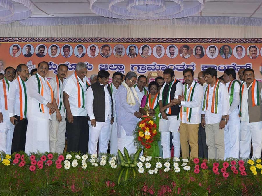 Chief Minister Siddaramaiah inaugurates Congress party workers' conference at K R Nagar in Mysuru on Sunday. Ministers M C Mohana Kumari, H C Mahadevappa, and MP R Dhruvanarayan are seen. DH