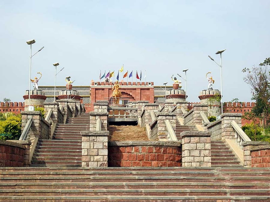 A statue of Kanakadasa at Kaginele