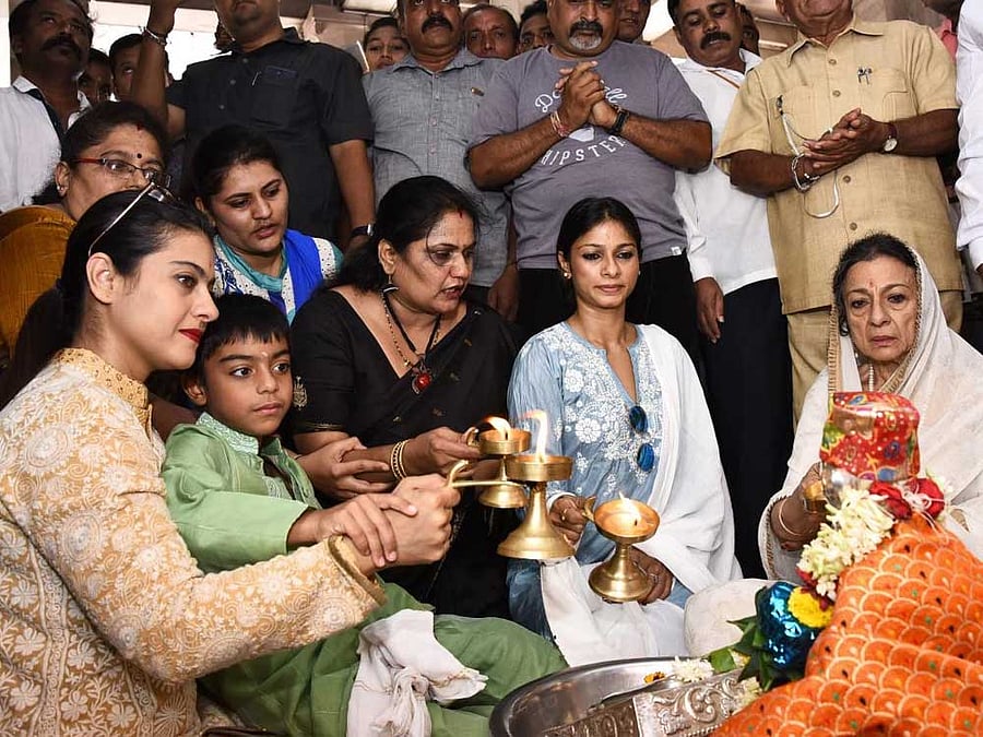 She was accompanied by her mother Tanuja, younger sister Tanisha Mukherjee and son Yug. She offered abhisheka to the idol of Gurunatharudha and Siddarudha. DH