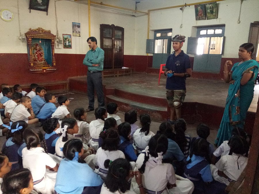 Pradeep Kumar Sen interacts with the students of Mahadevi Higher Primary School, Akkanabalaga, on Tyagaraja Road in Mysuru on Wednesday. DH PHOTO