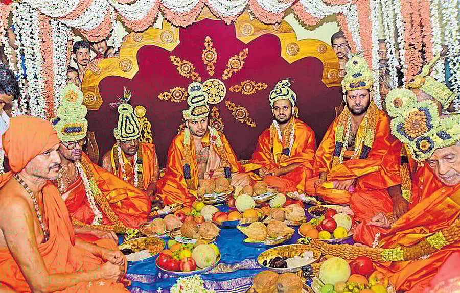 Palimaru mutt seer Sri Vidyadheesha Theertha Swami (extreme left) felicitates Ashta Mutt seers during the Paryaya celebrations in Udupi on Thursday. DH PHOTO